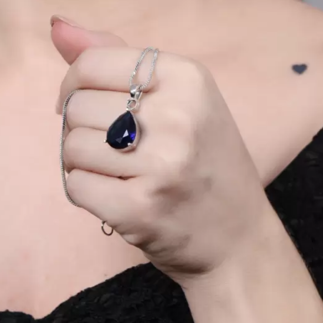 Blue Oval Diamond Pendant with Square-Shaped Red Stone: A Perfect Fusion of Elegance and Boldness