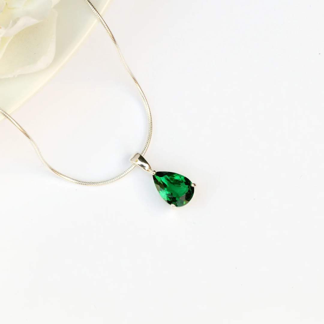 Green Oval Diamond Pendant with Square-Shaped Red Stone: A Unique Expression of Luxury and Color