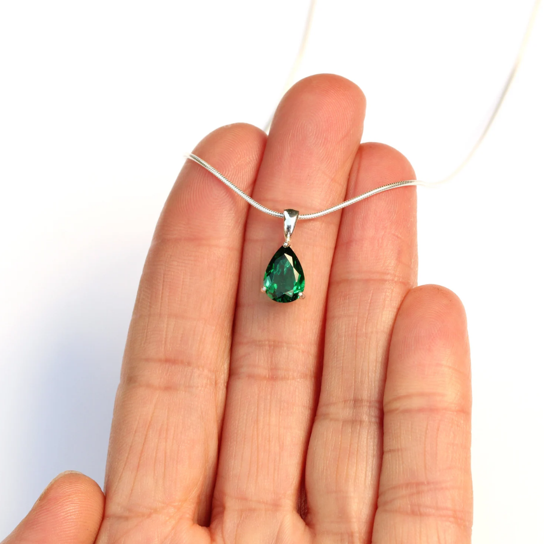 Green Oval Diamond Pendant with Square-Shaped Red Stone: A Unique Expression of Luxury and Color
